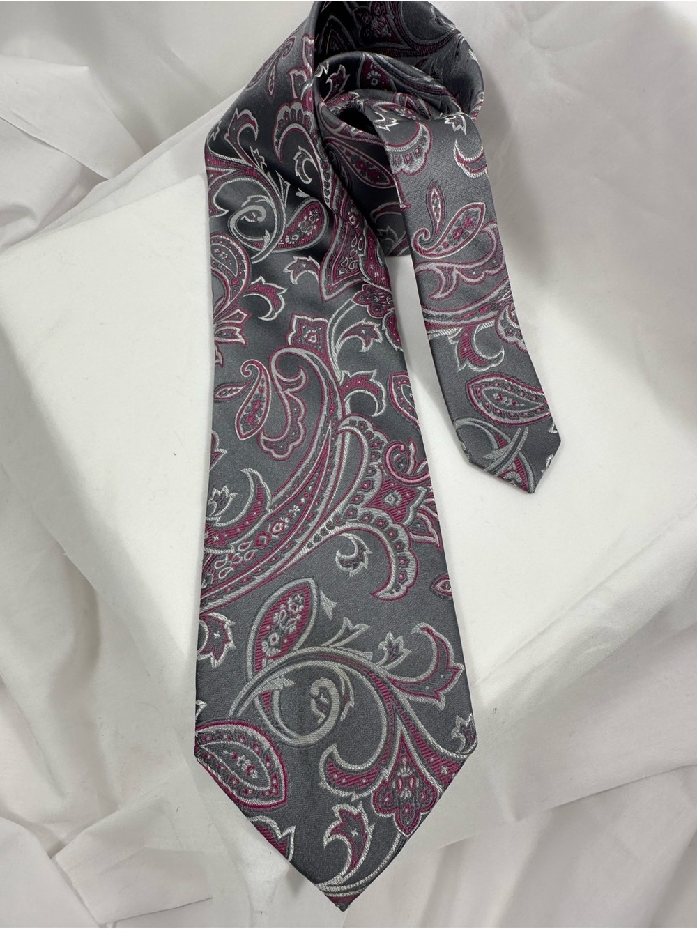 0747Van Heusen Paisley Tie 60”X 3”